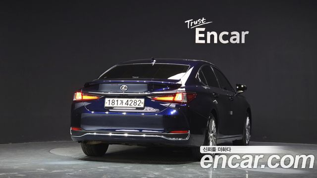 Лексус ES300h 2023 — миниатюра 4