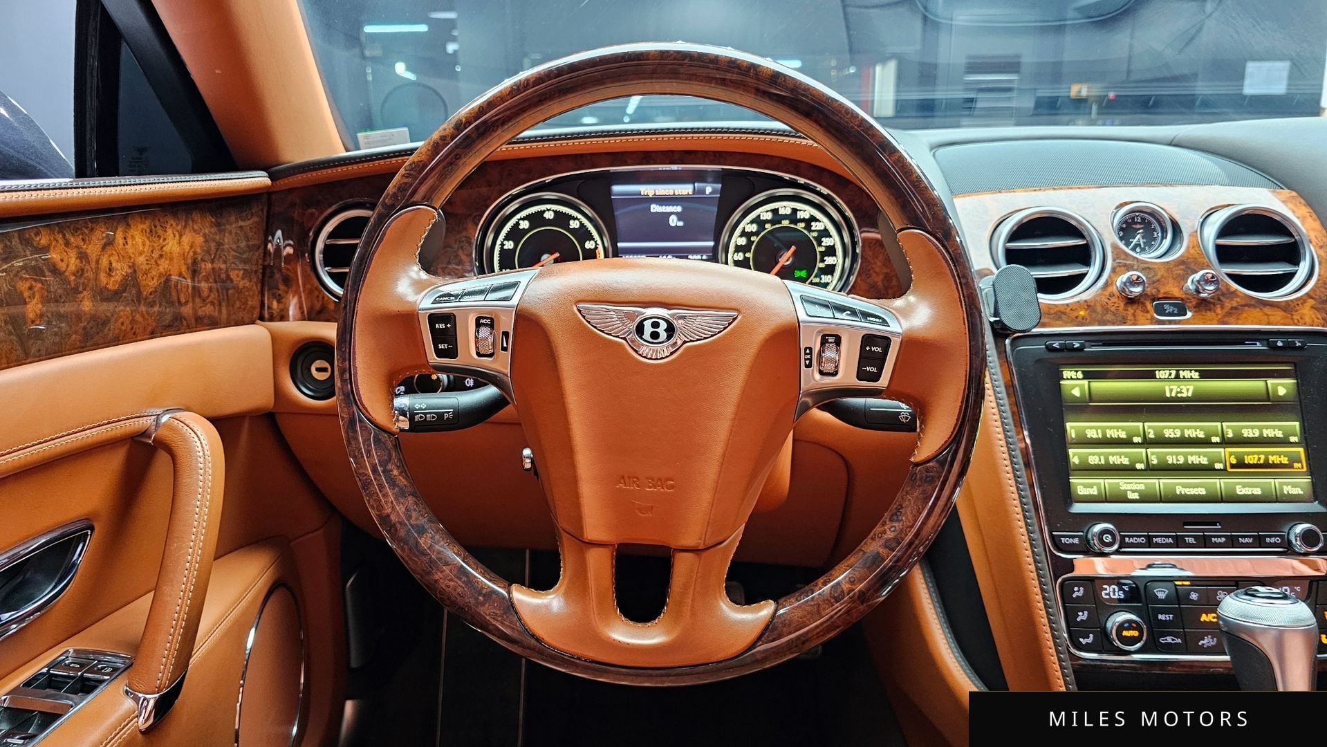 Bentley 플라잉스퍼 2017 — миниатюра 13