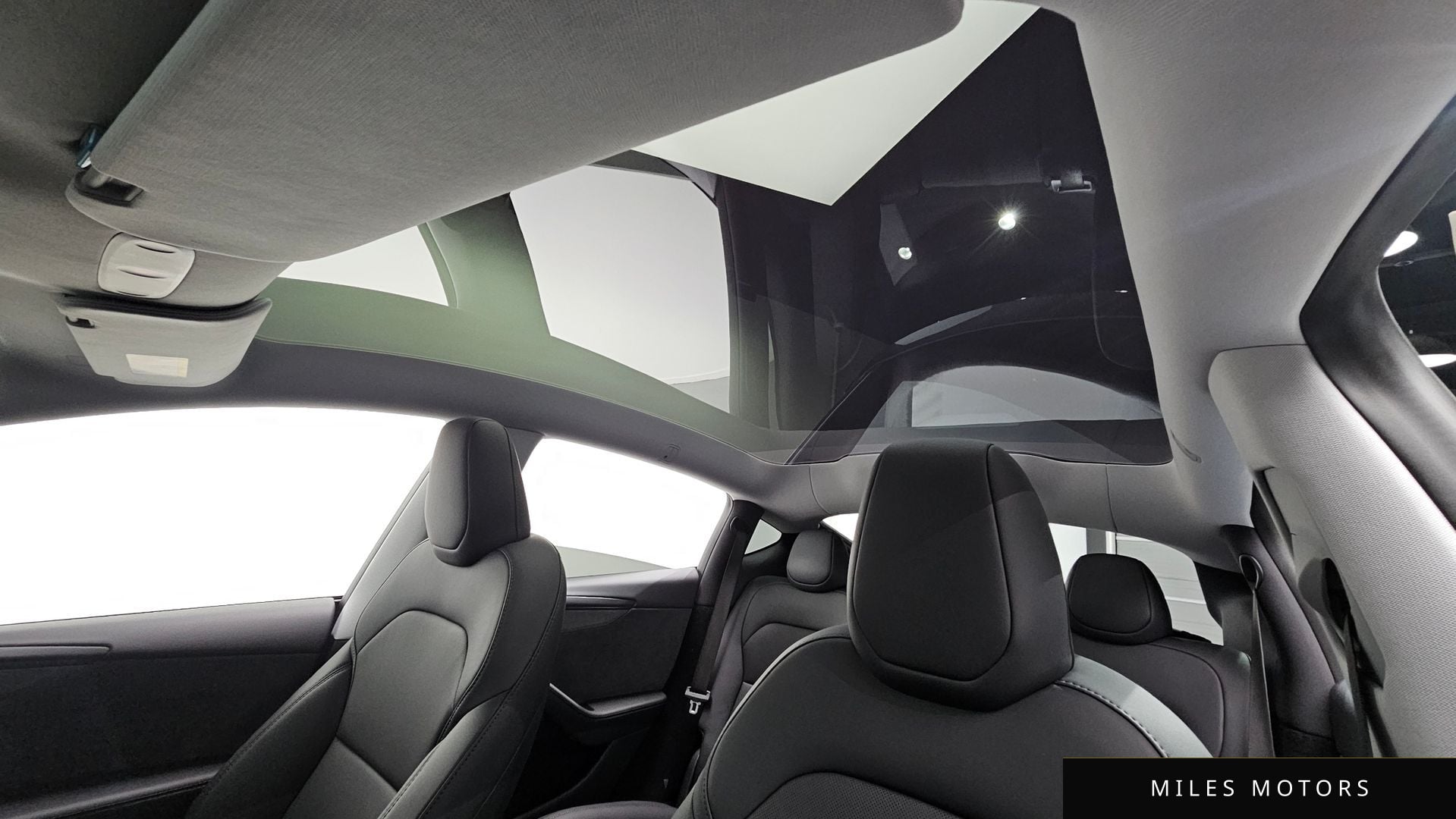 Tesla 모델 Y 2025 — миниатюра 15