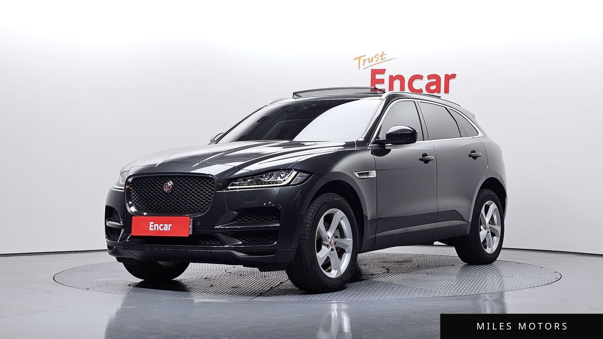 Jaguar F-PACE 2019 — фото 1 из 12