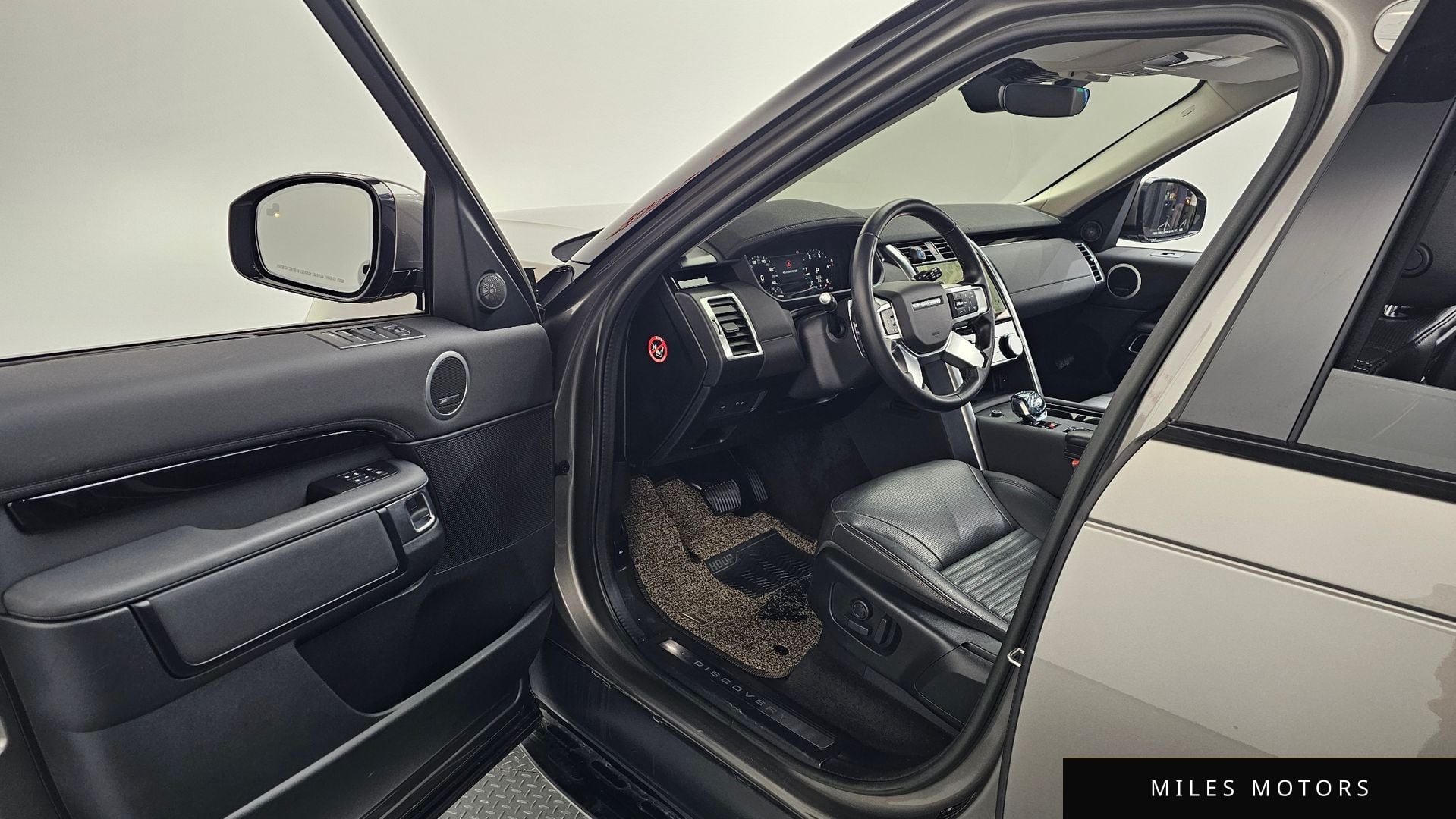 Land Rover Discovery 2023 — миниатюра 10