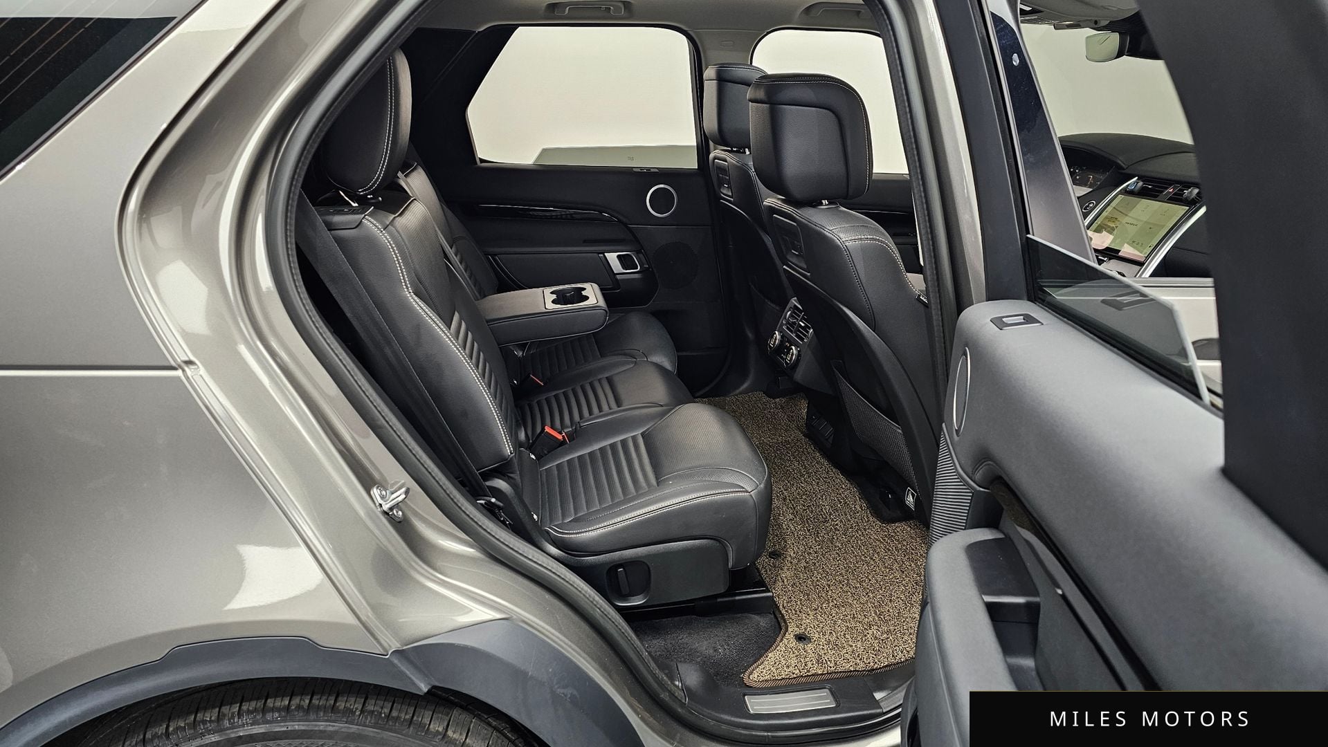 Land Rover Discovery 2023 — миниатюра 12