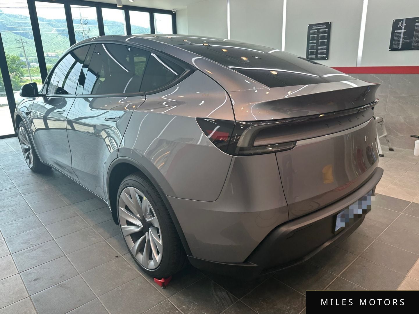 Tesla Model Y 2025 — миниатюра 6