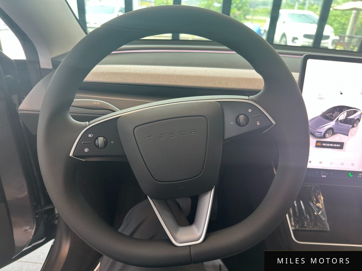 Tesla Model Y 2025 — миниатюра 7