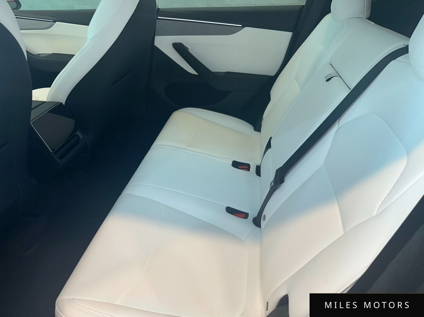 Tesla Model Y 2025 — миниатюра 9