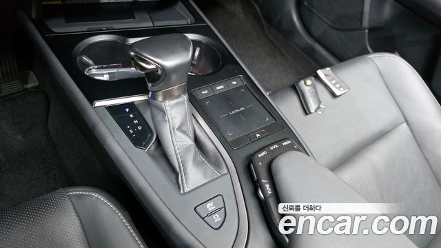 Лексус UX250h 2021 — миниатюра 9