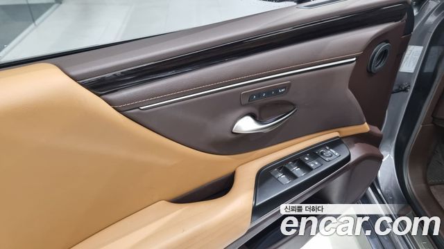 Лексус ES300h 2021 — миниатюра 16
