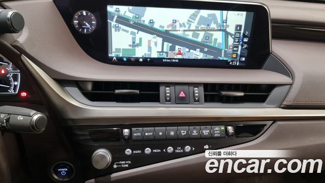 Лексус ES300h 2021 — миниатюра 17