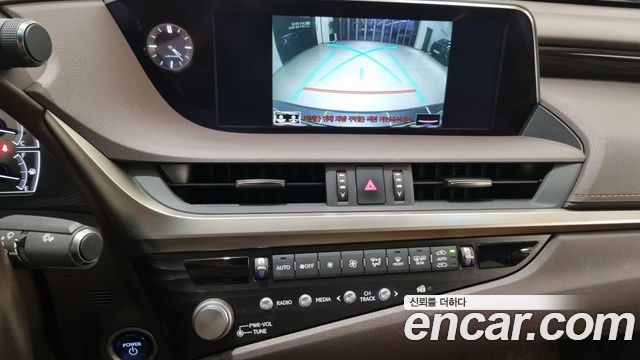 Лексус ES300h 2021 — миниатюра 18