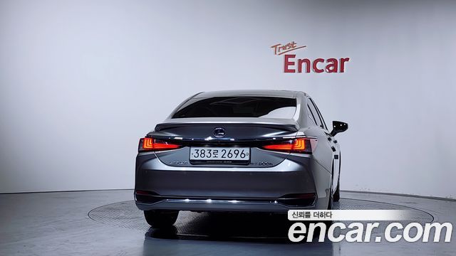 Лексус ES300h 2019 — миниатюра 4