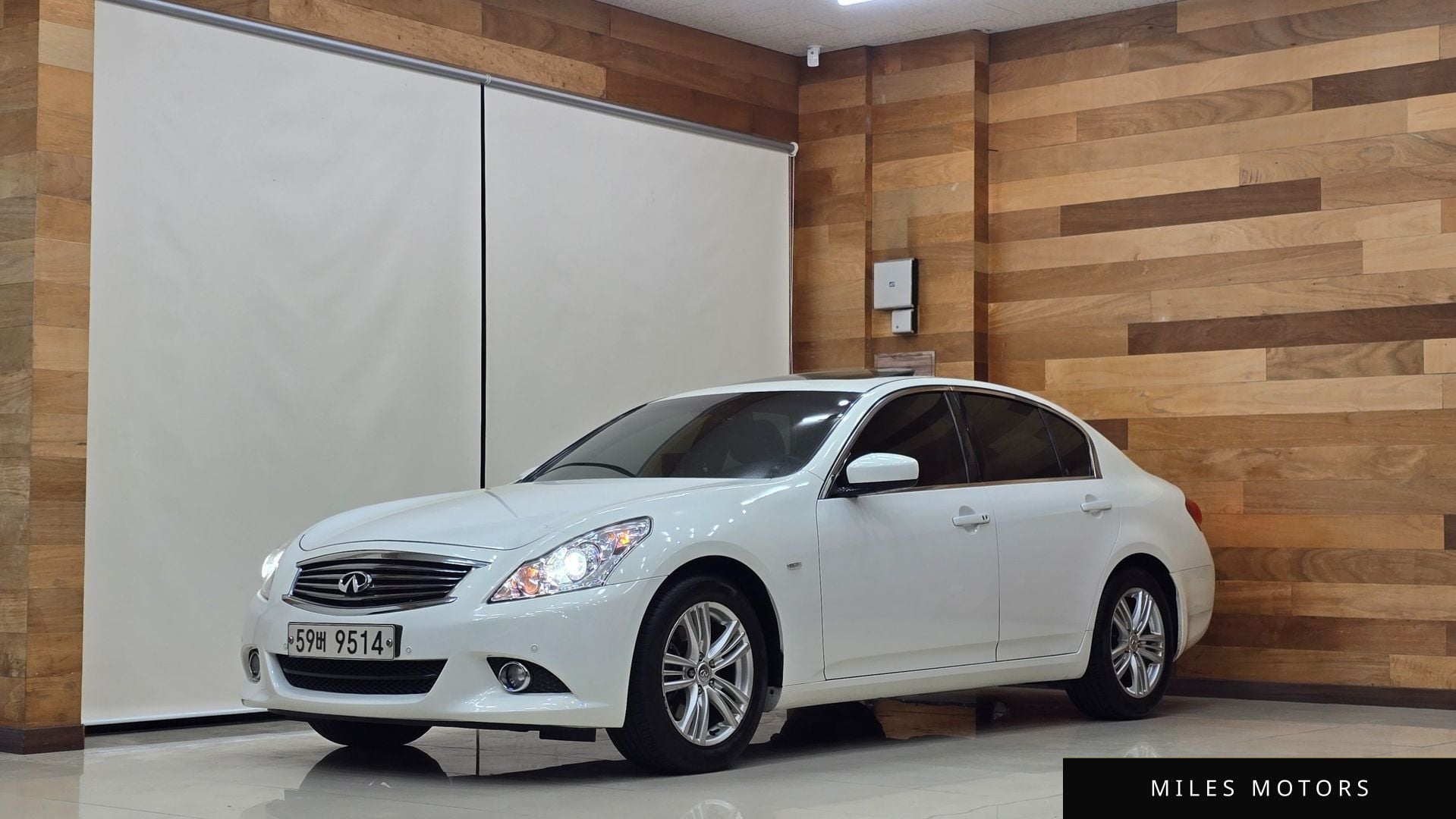 Infiniti G37 2010 — фото 1 из 12