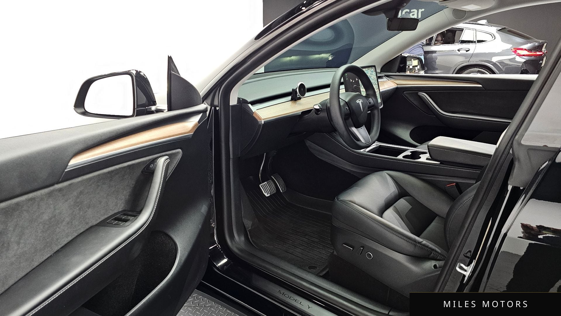 Tesla Model Y 2024 — миниатюра 11