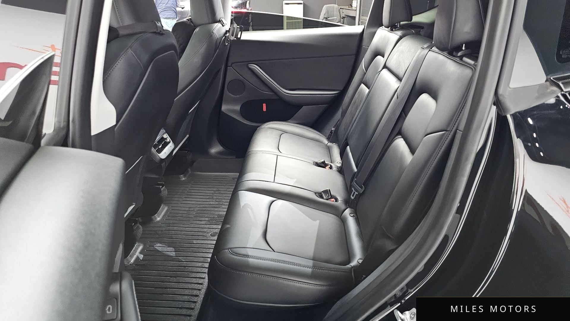 Tesla Model Y 2024 — миниатюра 12