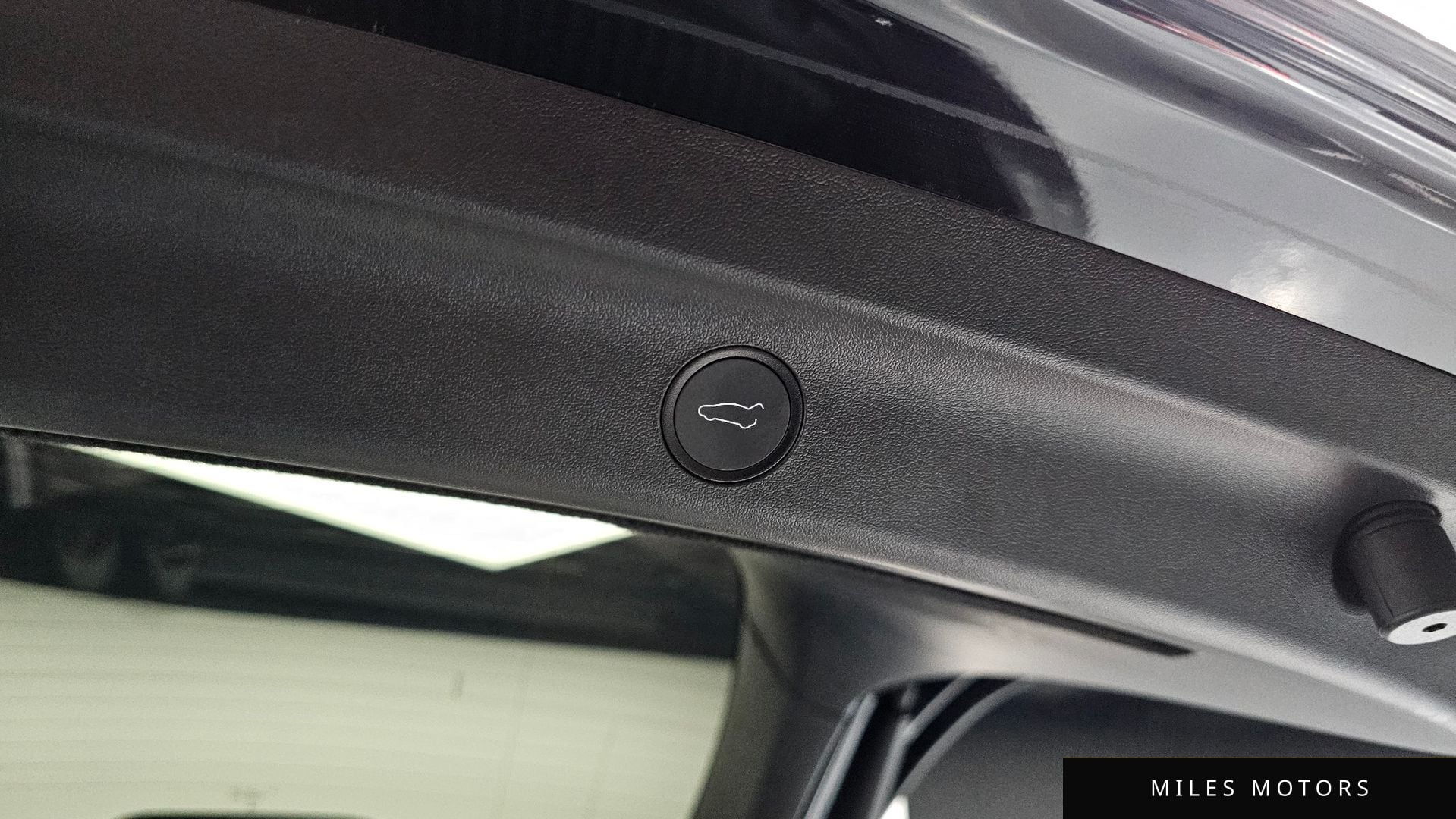 Tesla Model Y 2024 — миниатюра 19