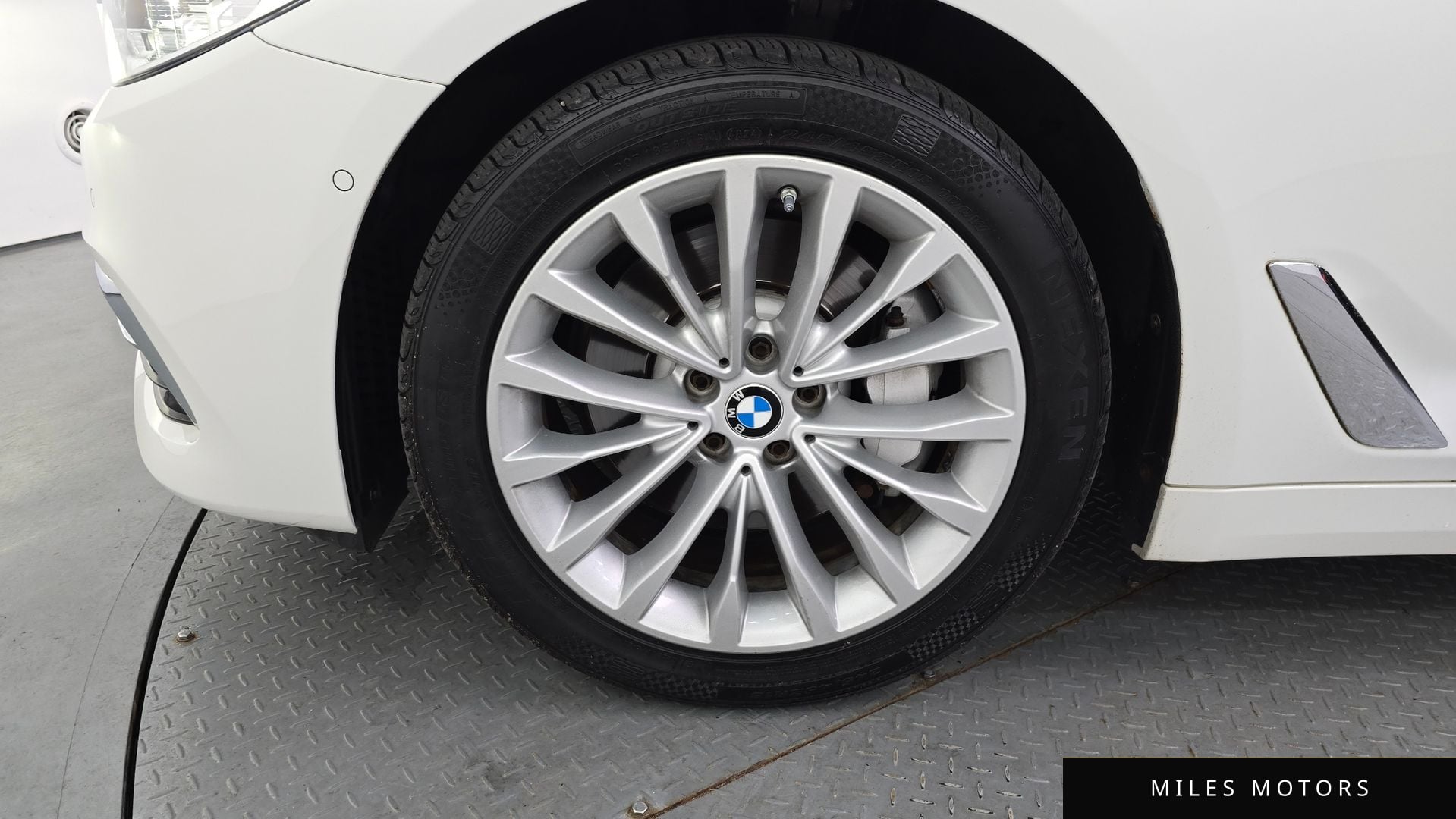 BMW 5 Series (G30) 2018 — миниатюра 5