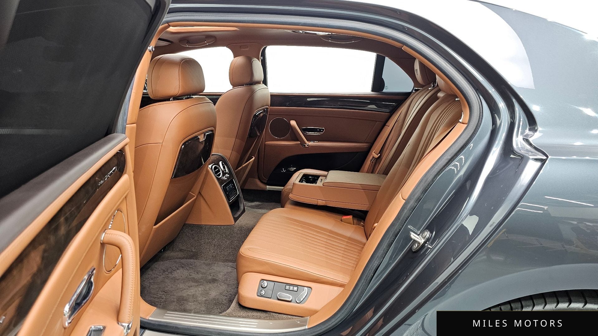 Bentley Flying Spur 2018 — миниатюра 12