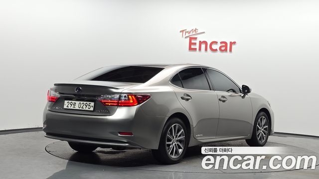 Лексус ES300h 2017 — миниатюра 2
