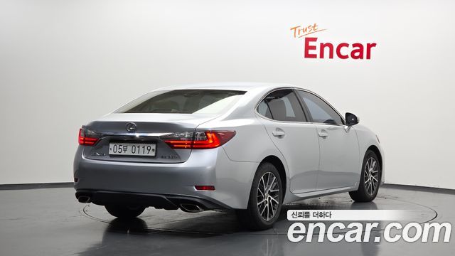 Лексус ES350 2017 — миниатюра 2