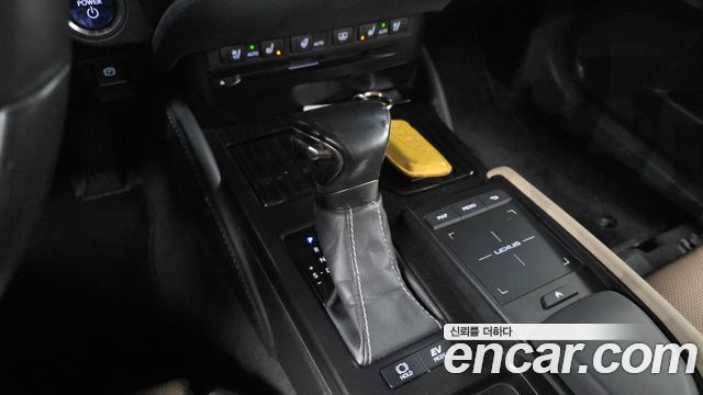 Лексус ES300h 2019 — миниатюра 9