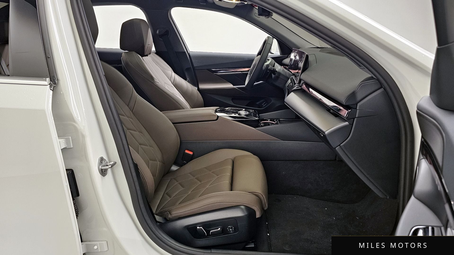 BMW 5 Series (G60) 2025 — миниатюра 10