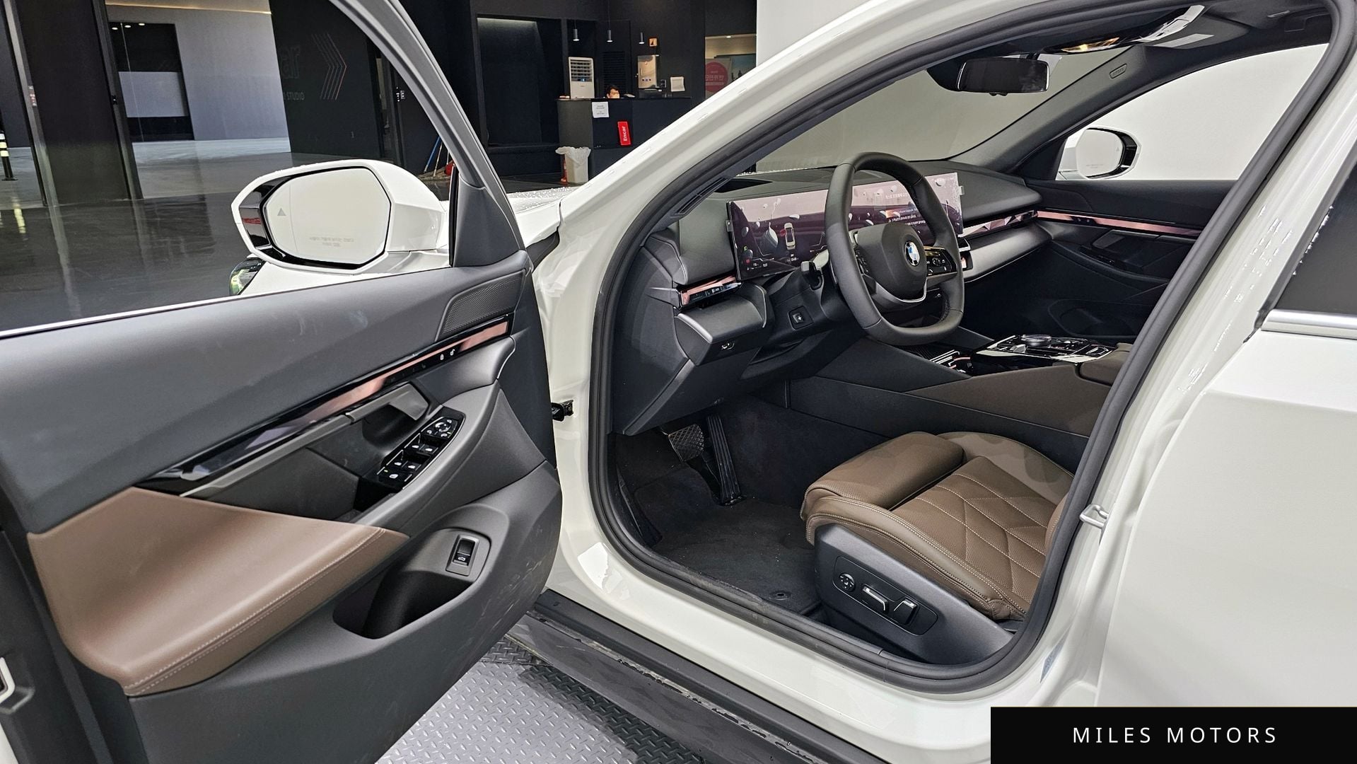 BMW 5 Series (G60) 2025 — миниатюра 11