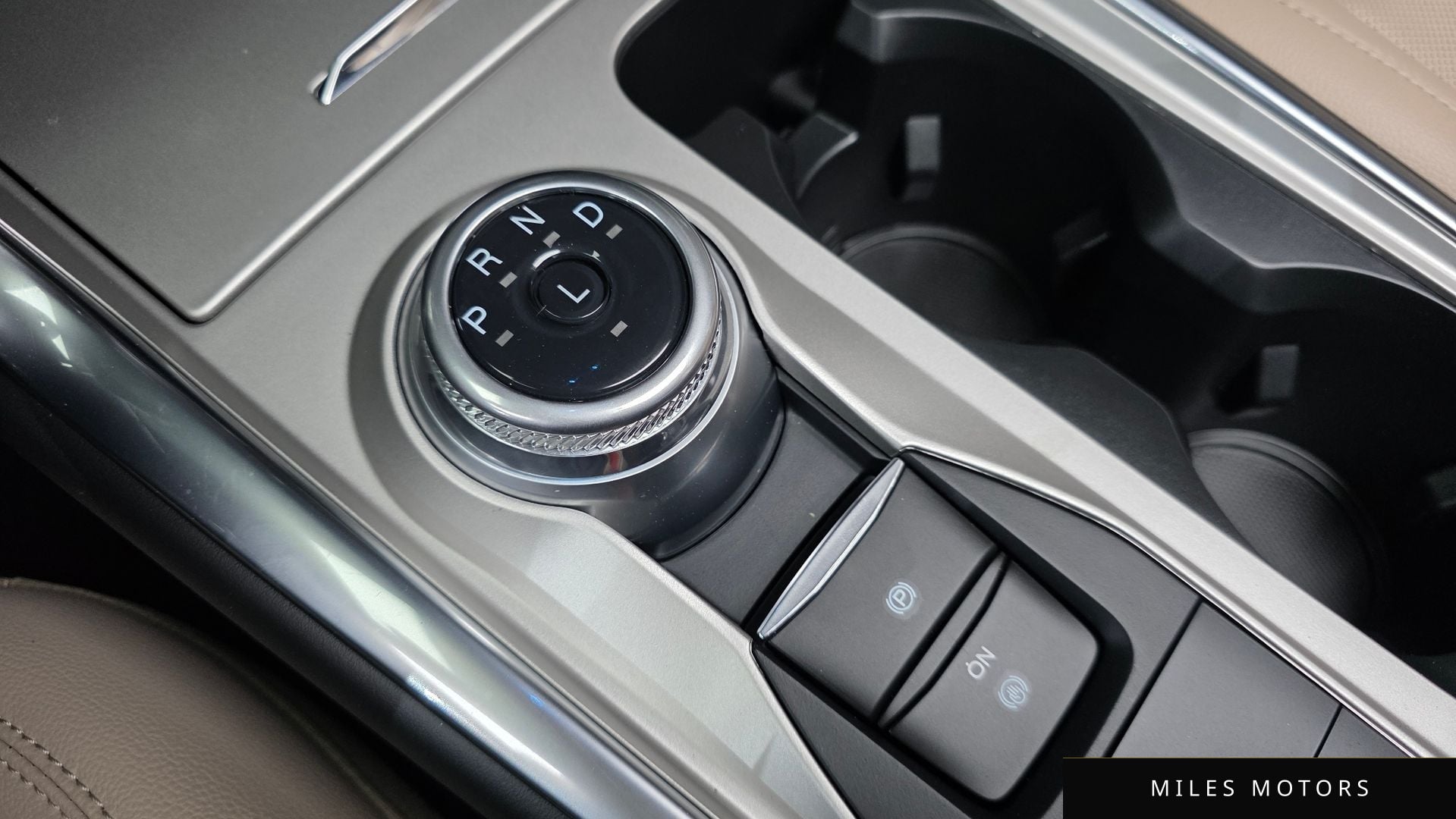 Ford Explorer 2023 — миниатюра 9