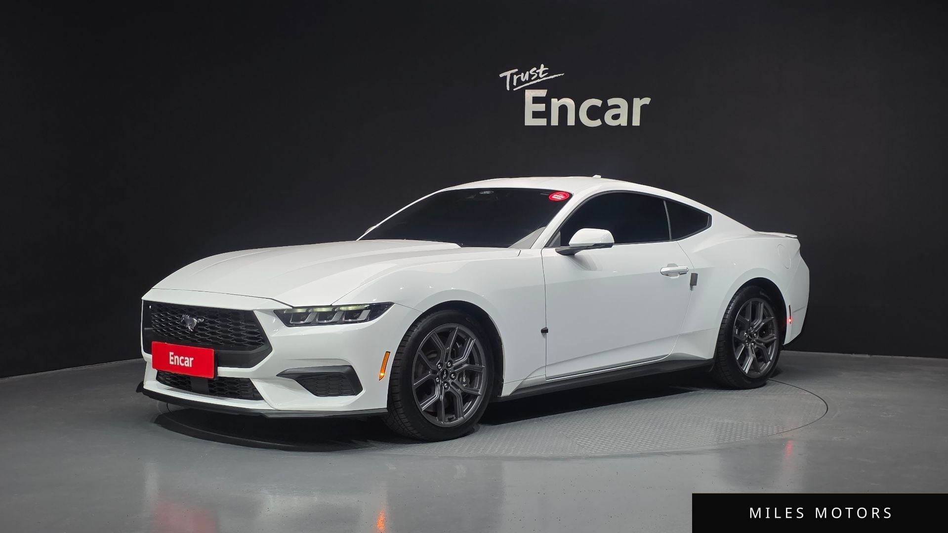 Ford Mustang 2024 — фото 1 из 12