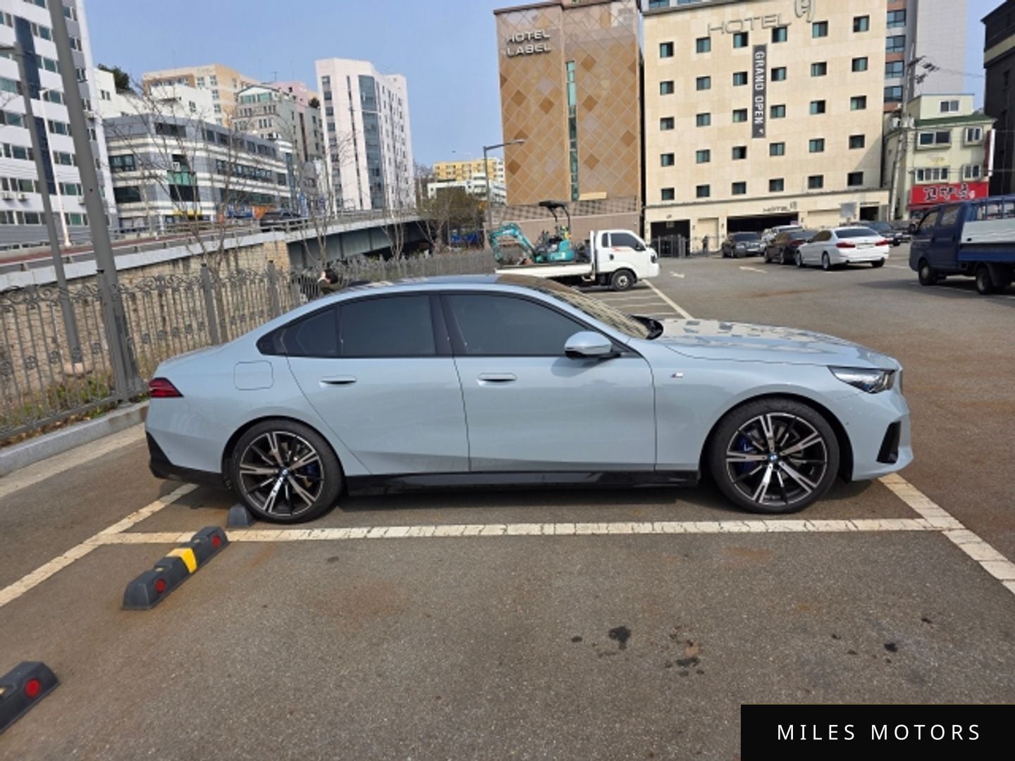 BMW 5 Series (G60) 2025 — миниатюра 3