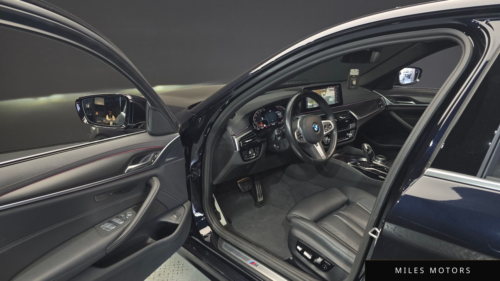 BMW 5 Series (G30) 2023 — миниатюра 10