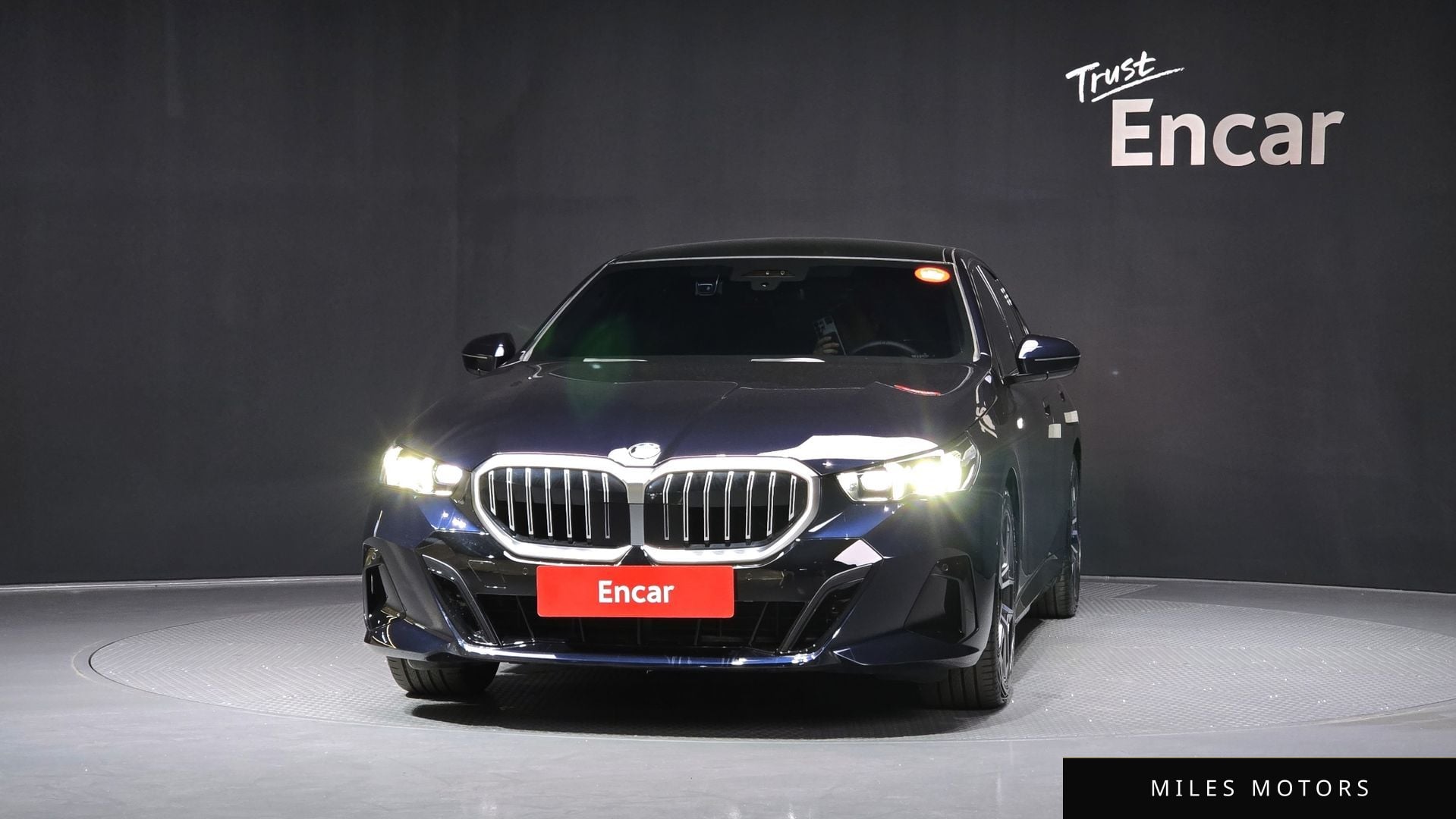 BMW 5 Series (G60) 2024 — миниатюра 3