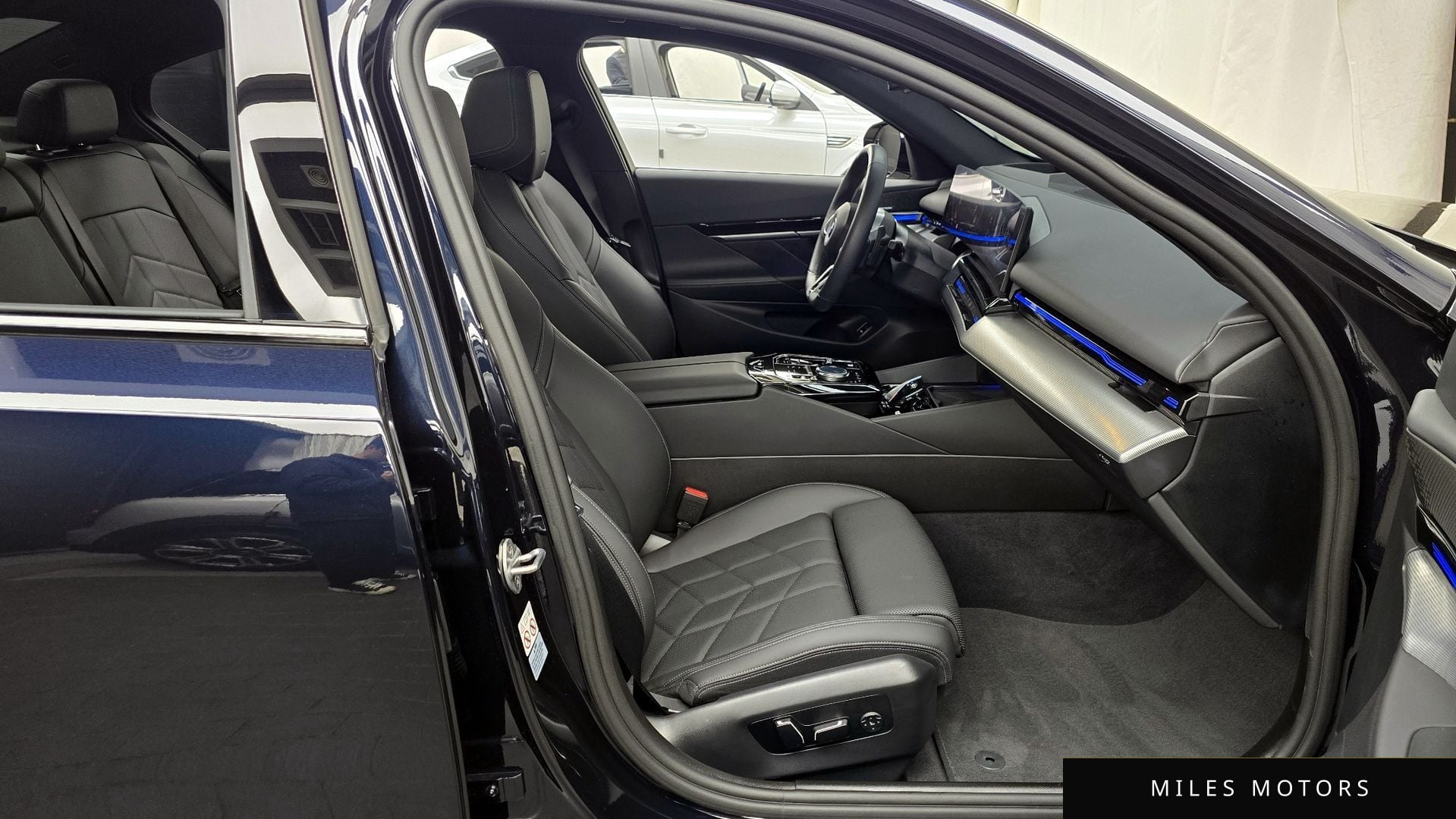 BMW 5 Series (G60) 2024 — миниатюра 11