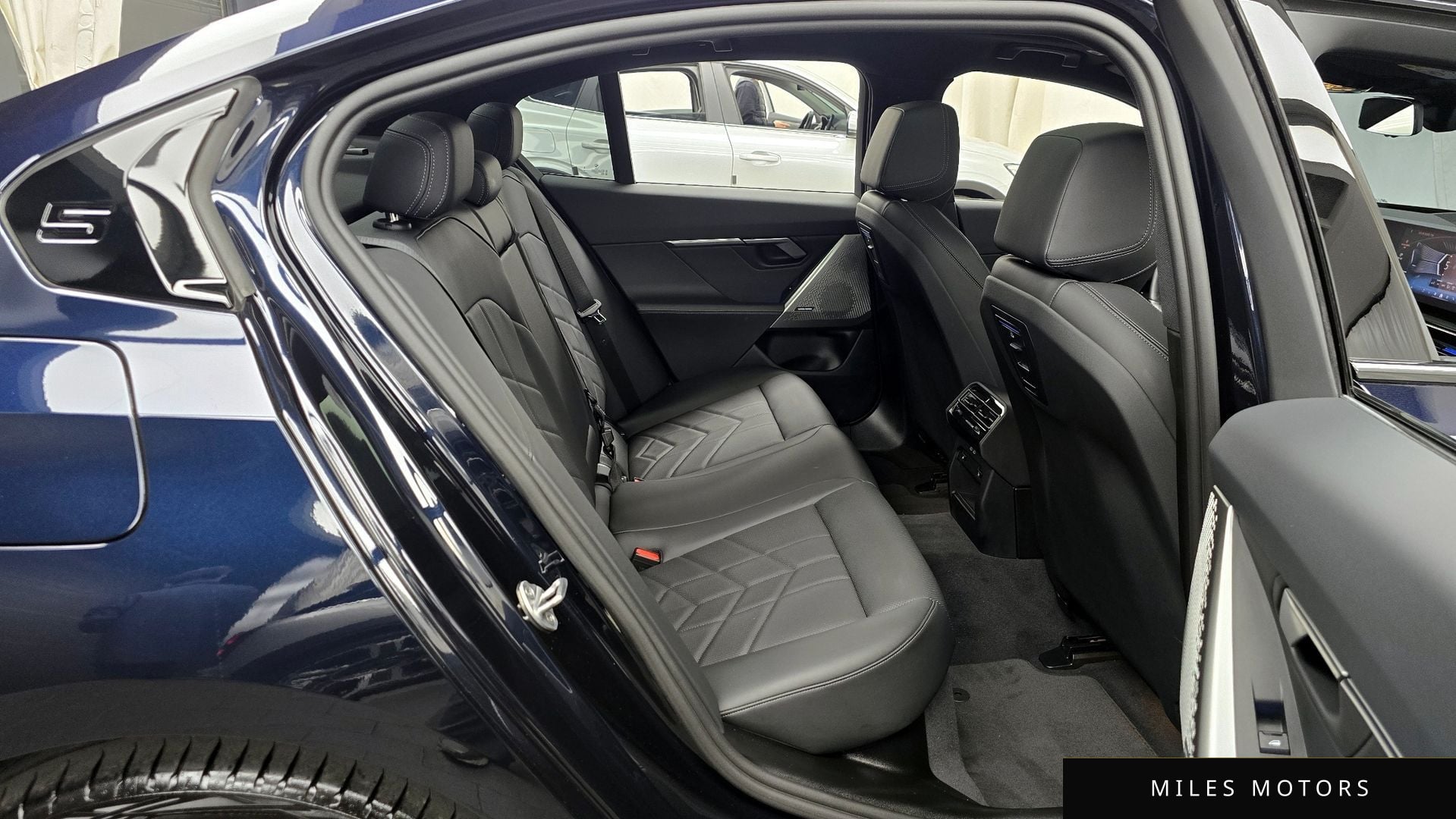 BMW 5 Series (G60) 2024 — миниатюра 12