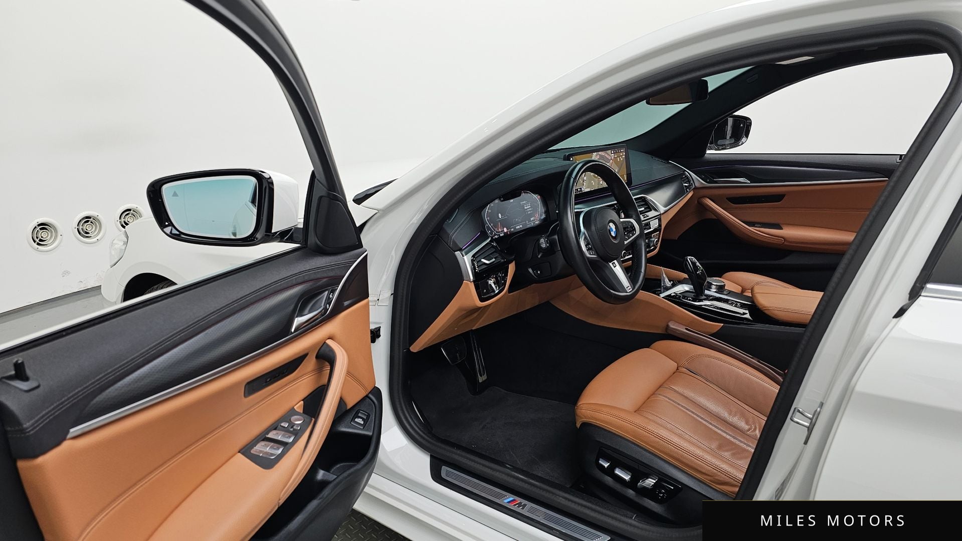 BMW 5 Series (G30) 2023 — миниатюра 10