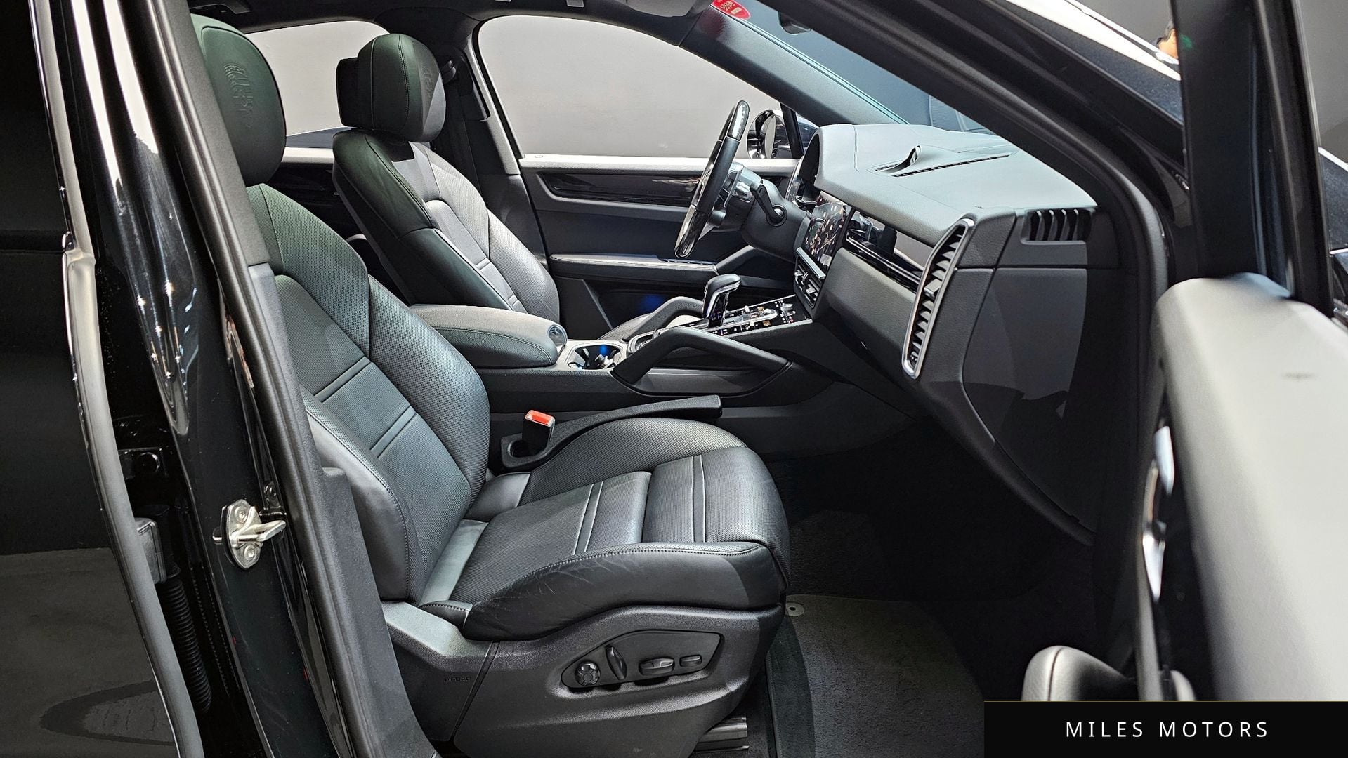Porsche Cayenne 2023 — миниатюра 11
