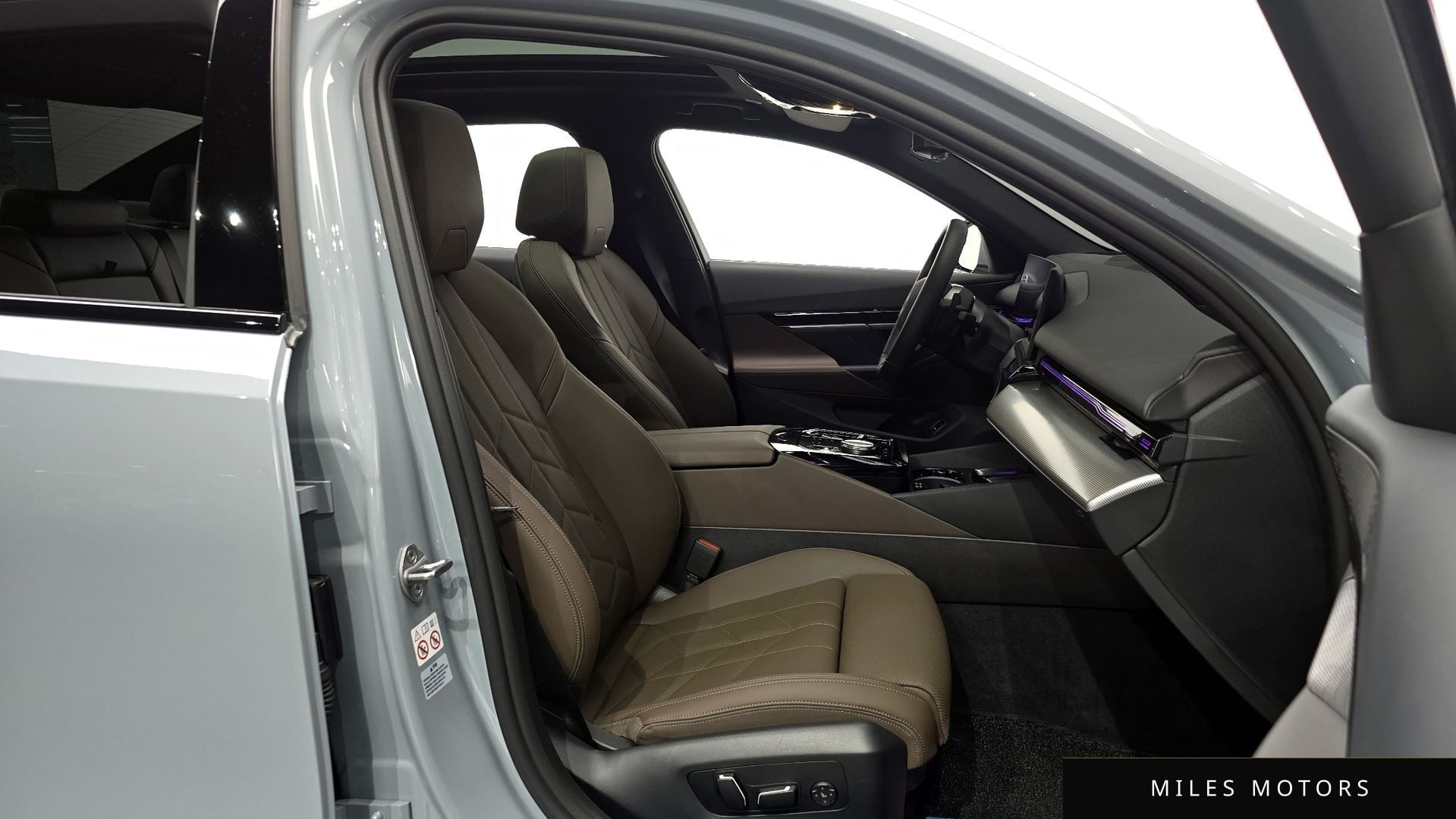 BMW 5 Series (G60) 2024 — миниатюра 13
