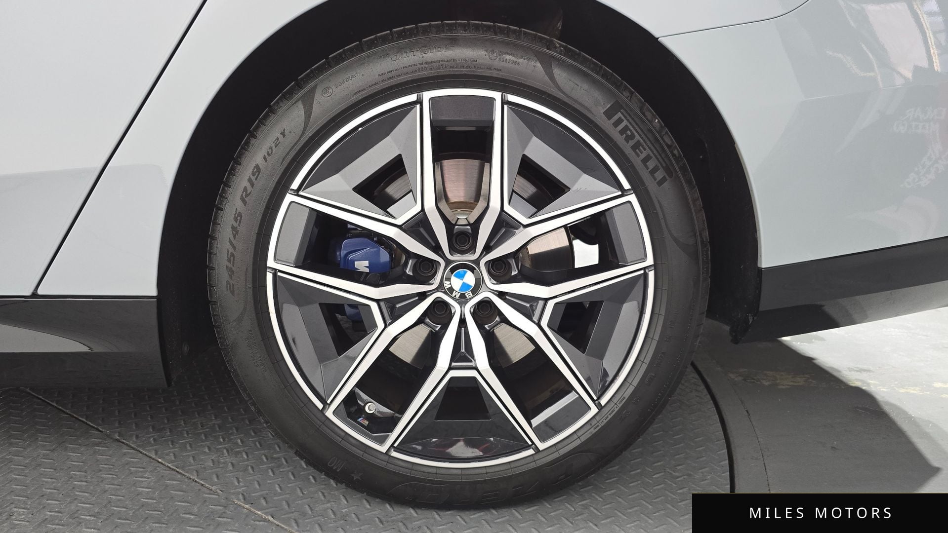 BMW 5 Series (G60) 2024 — миниатюра 7