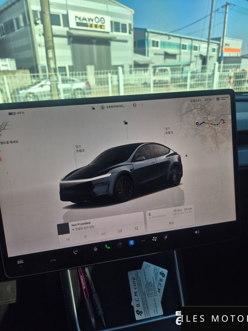 Tesla Model Y 2025 — миниатюра 10