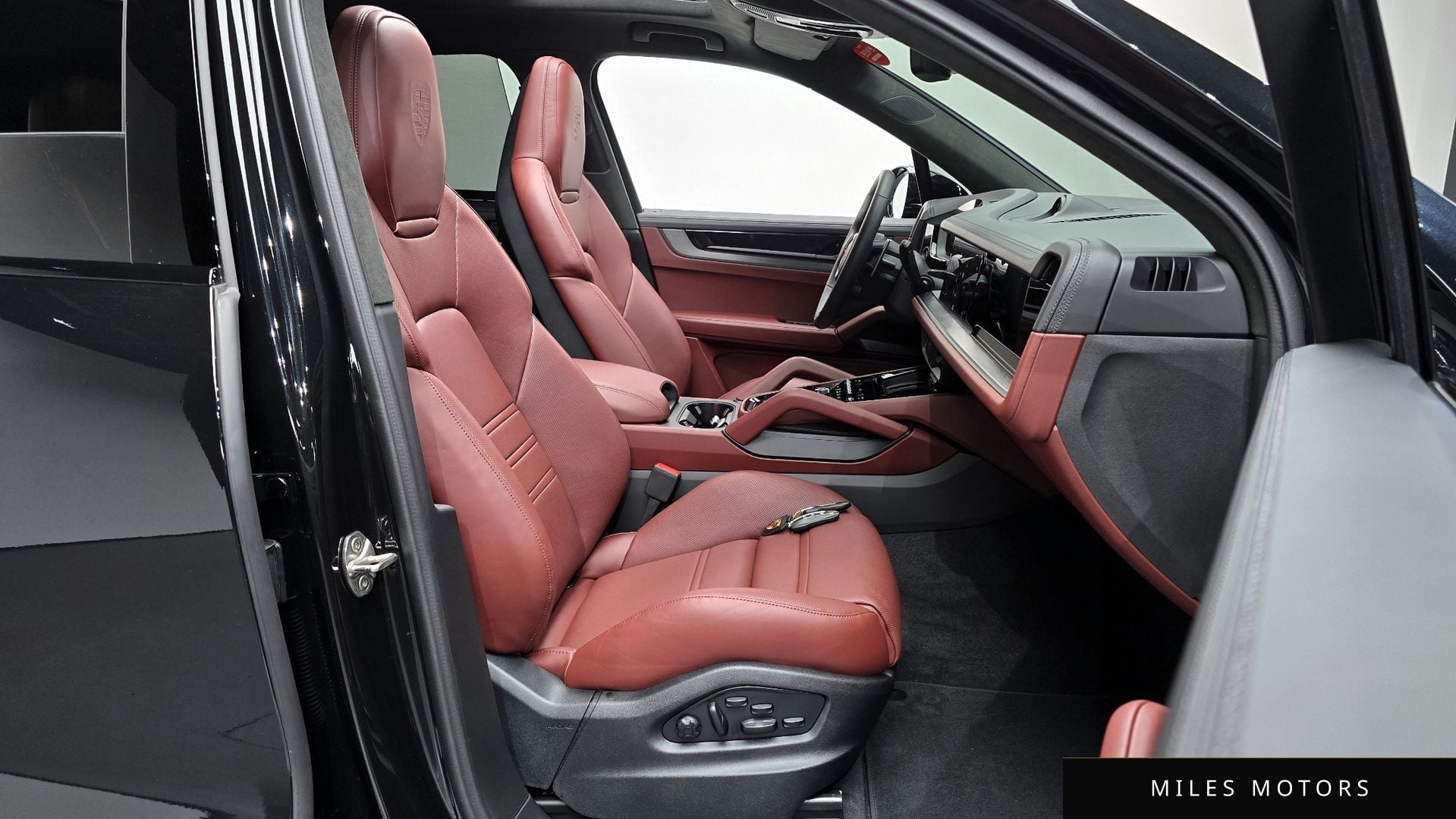 Porsche Cayenne 2025 — миниатюра 10