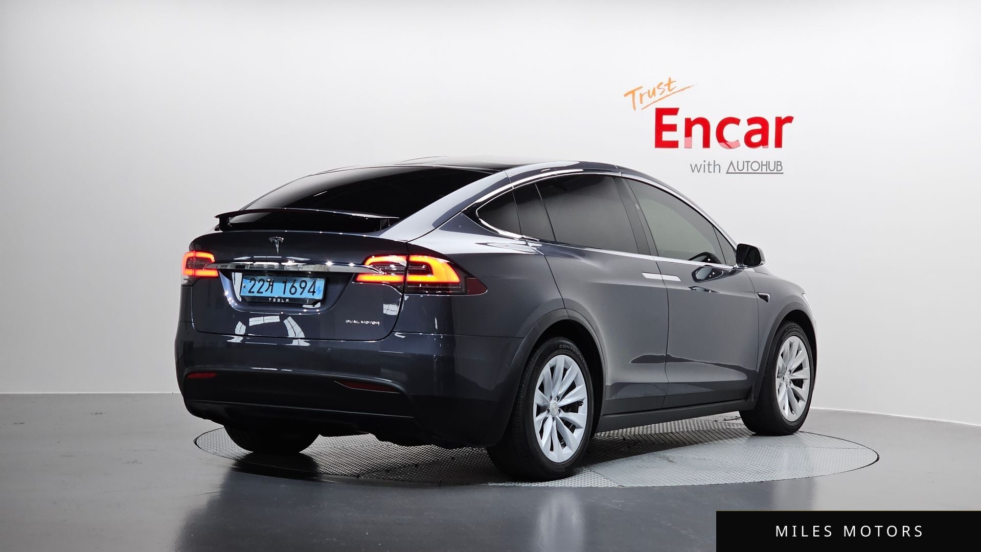Tesla Model X 2020 — миниатюра 2