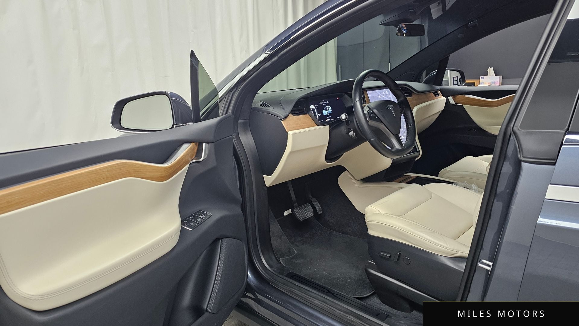 Tesla Model X 2020 — миниатюра 10