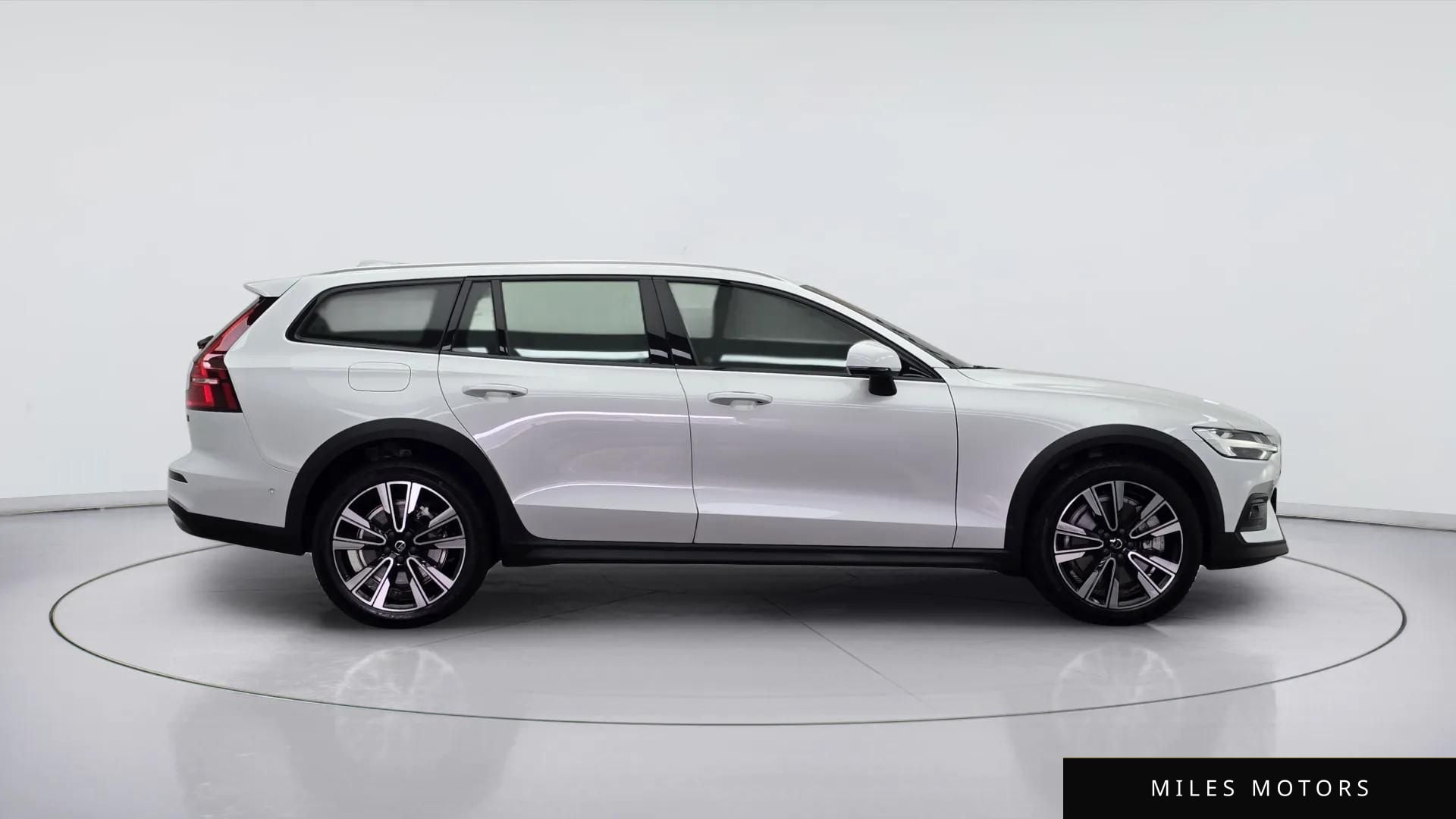 Volvo V60 2023 — миниатюра 4