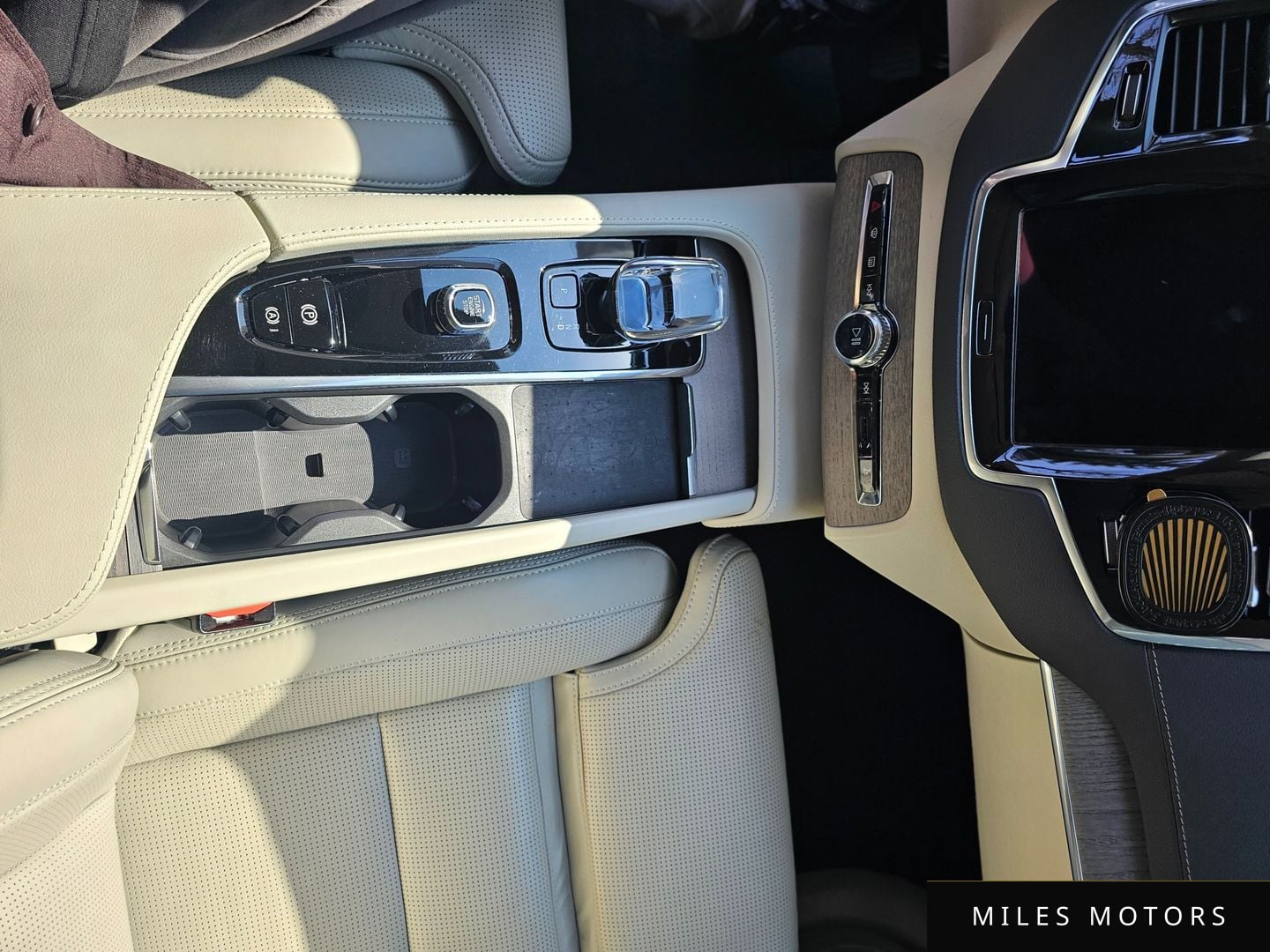 Volvo XC90 2023 — миниатюра 9