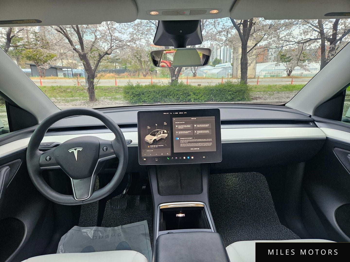 Tesla Model Y 2022 — миниатюра 10
