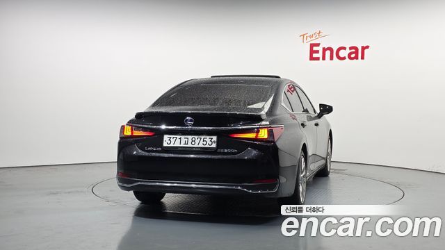 Лексус ES300h 2021 — миниатюра 4