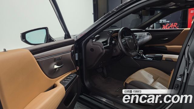 Лексус ES300h 2021 — миниатюра 13