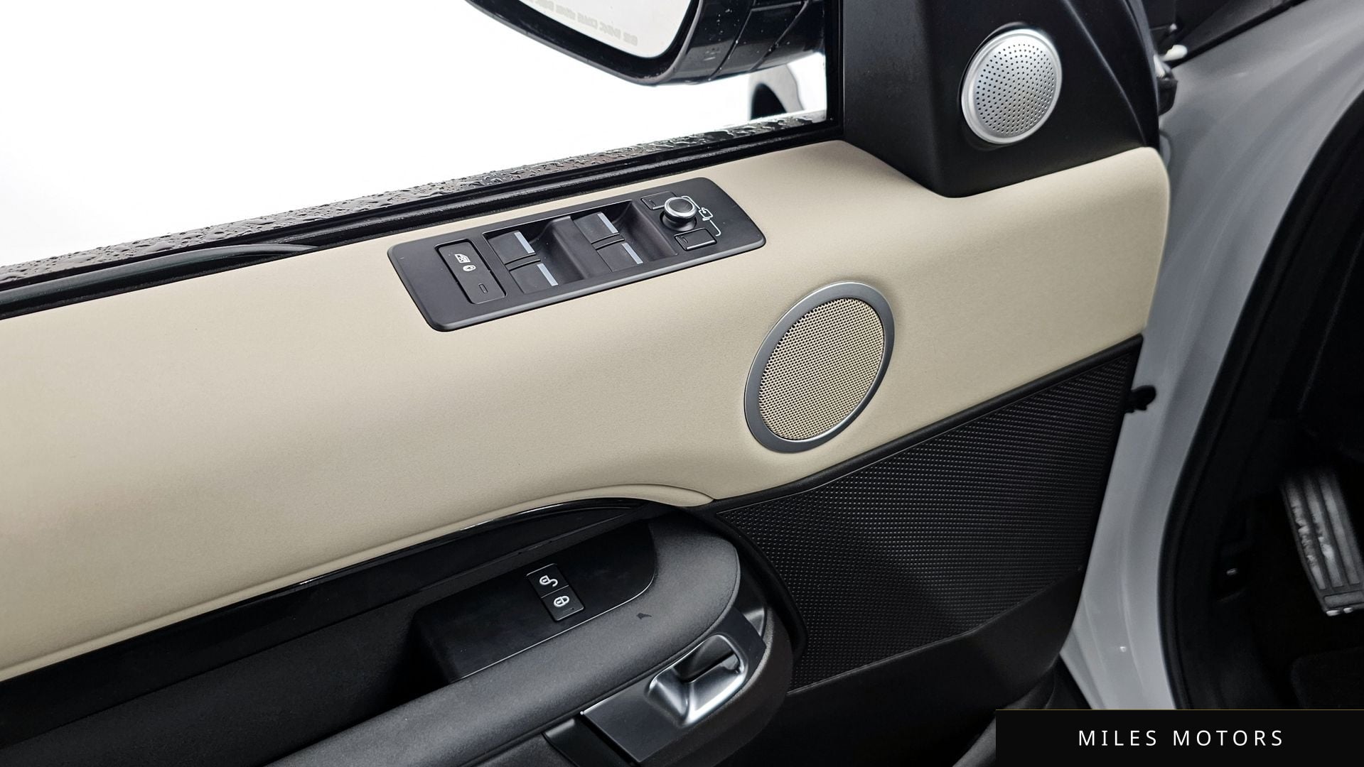 Land Rover Discovery 2018 — миниатюра 18