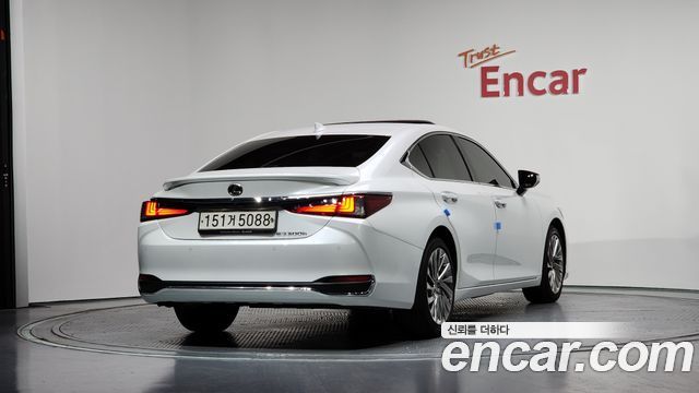 Лексус ES300h 2023 — миниатюра 2
