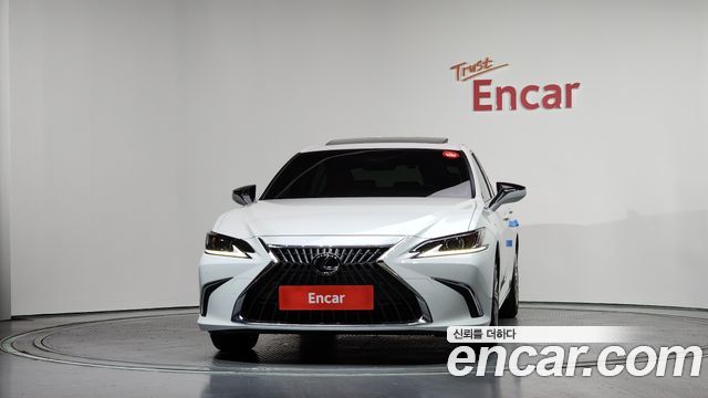 Лексус ES300h 2023 — миниатюра 3