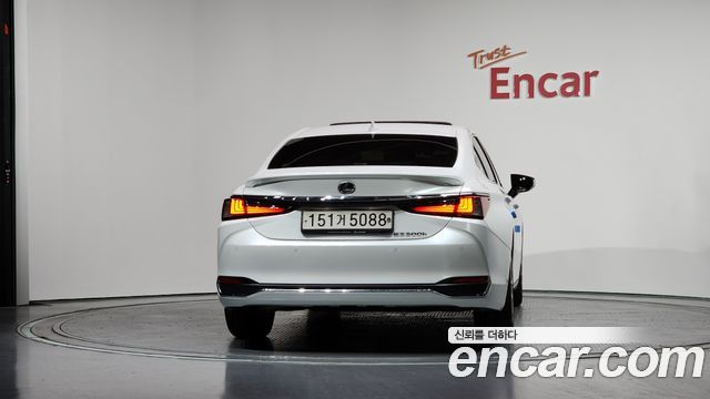 Лексус ES300h 2023 — миниатюра 4