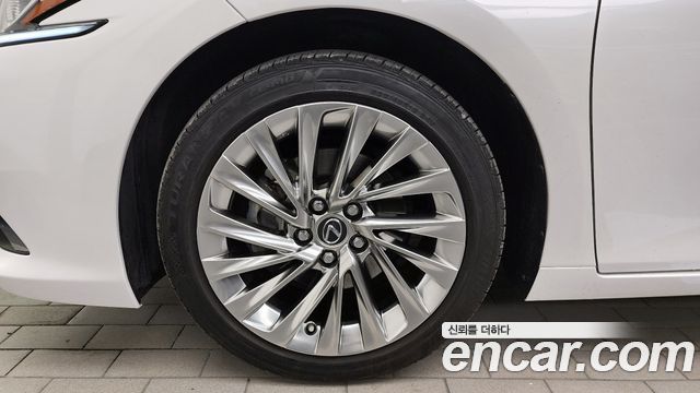 Лексус ES300h 2023 — миниатюра 5